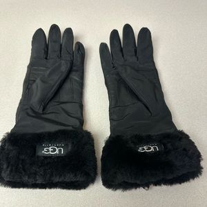UGG gloves, new with drawstring